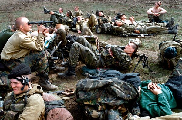 Kuzey Kafkasya Federal Kuvvetleri'na bağlı Çeçenistan İstihbarat Birliği'nin paraşütçü askerleri operasyon sonrasında dinlenirken. - Sputnik Türkiye