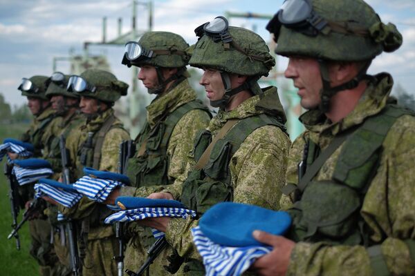 Özel Kuvvetler askerleri mavi bere giyme hakkı elde etmek için yapılan sınavdan sonra  mavi bereleri  ve tişörtleri tutuyor. - Sputnik Türkiye