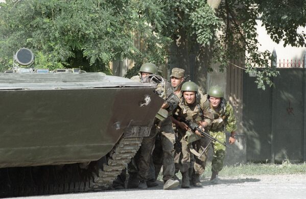 Özel Kuvvetler askerleri  Budennovsk kentindeki hastanelere taarruz hazırlığı yapıyor. - Sputnik Türkiye