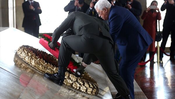 Filistin Devlet Başkanı Mahmud Abbas, resmi temaslarda bulunmak üzere geldiği Ankara'da Anıtkabir'i ziyaret etti. Filistin Devlet Başkanı Abbas, mozoleye çelenk koydu ve saygı duruşunda bulundu. - Sputnik Türkiye