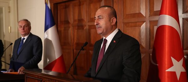 Dışişleri Bakanı Mevlüt Çavuşoğlu, Fransa Dışişleri Bakanı Jean-Marc Ayrault ile Dışişleri Bakanlığı Resmi Konutu'nda görüştü. Görüşmenin ardından iki bakan ortak basın toplantısı düzenledi. - Sputnik Türkiye