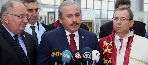 Trakya Üniversitesinin akademik yıl açılış töreni için Edirne'ye gelen TBMM Anayasa Komisyonu Başkanı Mustafa Şentop, gazetecilerin sorularını yanıtladı. - Sputnik Türkiye