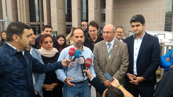 Serbest bırakılmasının ardından Nasuh Mahruki, kendisine destek vermek için gelen CHP Milletvekilleri Mahmut Tanal, Barış Yarkadaş, Onursal Adıgüzel, Ali Şeker ve Selina Doğan, kimi gazeteciler ile Türkiye Gençlik Birliği (TGB) Genel Başkanı Çağdaş Cengiz ile birlikte açıklama yaptı - Sputnik Türkiye