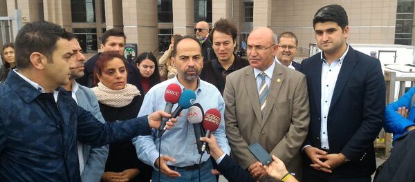 Serbest bırakılmasının ardından Nasuh Mahruki, kendisine destek vermek için gelen CHP Milletvekilleri Mahmut Tanal, Barış Yarkadaş, Onursal Adıgüzel, Ali Şeker ve Selina Doğan, kimi gazeteciler ile Türkiye Gençlik Birliği (TGB) Genel Başkanı Çağdaş Cengiz ile birlikte açıklama yaptı - Sputnik Türkiye