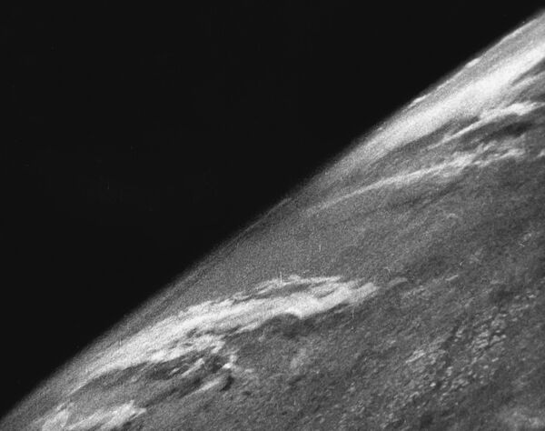 Dünya’nın ilk fotoğrafı 24 Ekim 1946 tarihinde yaklaşık 105 kilometre yükseklikte ABD’nin V-2 tipi otomatik füzesi tarafından çekilmişti. Bu görüntüler, siyah-beyaz film ve 35 milimetrelik kamera kullanılarak elde edildi. - Sputnik Türkiye
