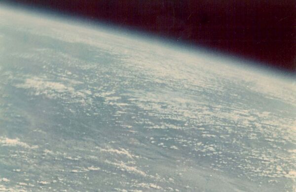 Uzaya giden dördüncü insan olan German Titov 1961 tarihli bu fotoğrafıyla Dünya’nın fotoğrafını çeken ilk kozmonot oldu. - Sputnik Türkiye