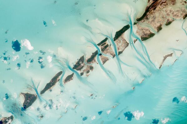 Astronot Scott Kelly’nin Uluslararası Uzay İstasyonu’ndan (UUİ) fotoğrafladığı Bahama Adaları’nın Exuma adalar grubu. - Sputnik Türkiye