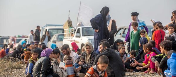 Musul'un merkezine 5 kilometre uzaklıkta olan Tabzava köyünün kurtarılmasıyla köydeki 120 aile de kaçarak Peşmerge güçlerine sığındı. - Sputnik Türkiye