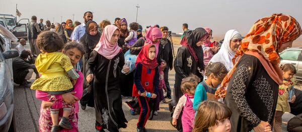 Şebek Kürt ailelerinin yaşadığı Tabzava köyünden gelen siviller son 5 gündür köylerinde Peşmerge ile IŞİD arasında yaşanan çatışmalar nedeniyle evlerinden çıkamadıklarını anlattı. - Sputnik Türkiye