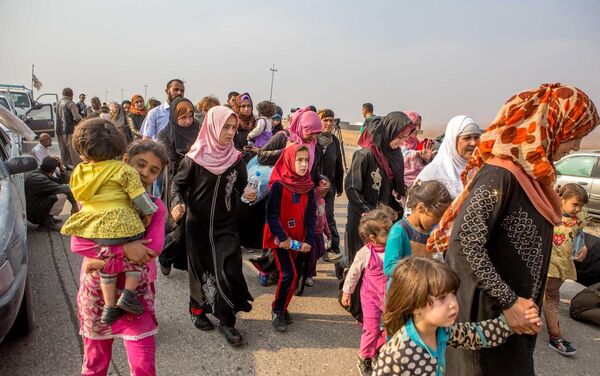 Şebek Kürt ailelerinin yaşadığı Tabzava köyünden gelen siviller son 5 gündür köylerinde Peşmerge ile IŞİD arasında yaşanan çatışmalar nedeniyle evlerinden çıkamadıklarını anlattı. - Sputnik Türkiye