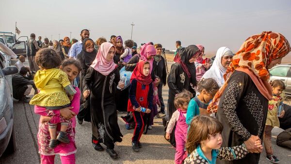 Şebek Kürt ailelerinin yaşadığı Tabzava köyünden gelen siviller son 5 gündür köylerinde Peşmerge ile IŞİD arasında yaşanan çatışmalar nedeniyle evlerinden çıkamadıklarını anlattı. - Sputnik Türkiye