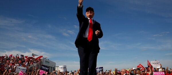 Donald Trump, Florida'da bulunan Million Air Orlando havaalanı hangarında destekçilerine seslendi - Sputnik Türkiye