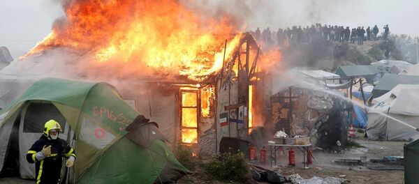 Calais'deki Jungle 'Vahşi Orman' sığınmacı kampında yangın - Sputnik Türkiye