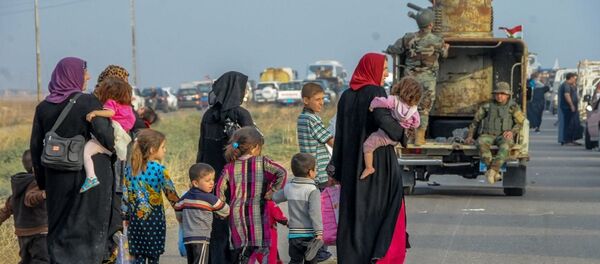 Musul operasyonu 10. gününe girerken, Irak ve Peşmerge güçleri IŞİD'e karşı büyük bir ilerleme sağlıyor. Peşmerge ve Irak'ın ele geçirdiği köylerde siviller Musul operasyonu nedeniyle göç ediyor. - Sputnik Türkiye