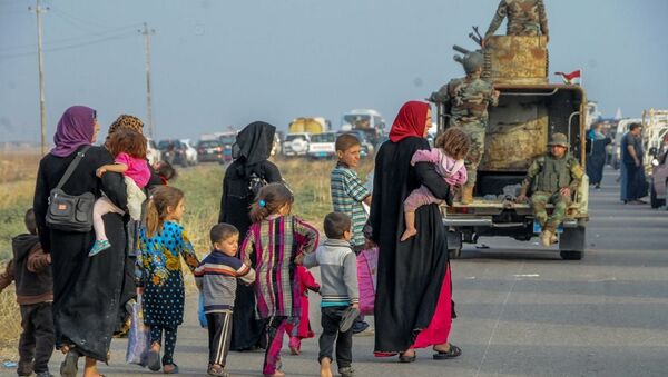 Musul operasyonu 10. gününe girerken, Irak ve Peşmerge güçleri IŞİD'e karşı büyük bir ilerleme sağlıyor. Peşmerge ve Irak'ın ele geçirdiği köylerde siviller Musul operasyonu nedeniyle göç ediyor. - Sputnik Türkiye