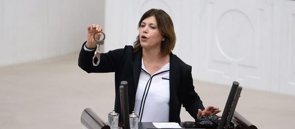 HDP'li Meral Danış Beştaş, Diyarbakır Belediye Başkanı Gültan Kışanak'ın gözaltına alınmasını Meclis Genel Kurulu'na getirdiği 'kelepçe' ile protesto etti. HDP'li Meral Danış Beştaş, Diyarbakır Belediye Başkanı Gültan Kışanak'ın gözaltına alınmasını Meclis Genel Kurulu'na getirdiği 'kelepçe' ile protesto etti. - Sputnik Türkiye