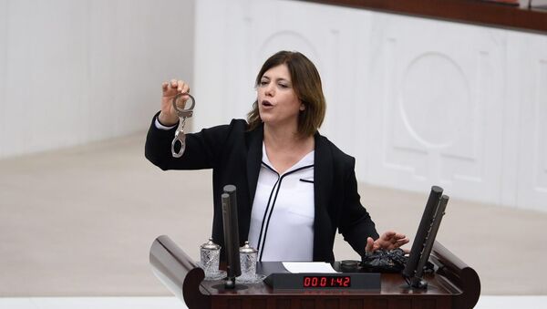 HDP'li Meral Danış Beştaş, Diyarbakır Belediye Başkanı Gültan Kışanak'ın gözaltına alınmasını Meclis Genel Kurulu'na getirdiği 'kelepçe' ile protesto etti. - Sputnik Türkiye