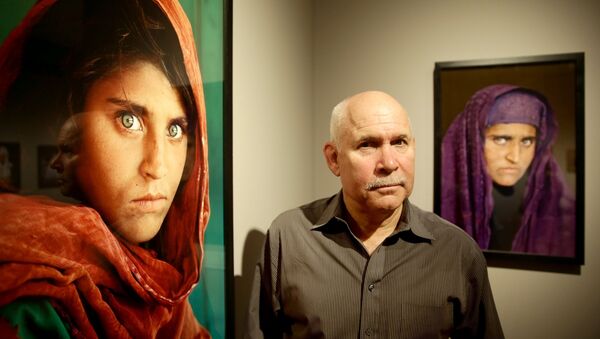 Dünyanın en ünlü Afgan kızı Şerbet Gula ve fotoğrafçısı Steve McCurry - Sputnik Türkiye