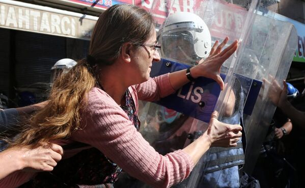 Diyarbakır - Gültan Kışanak, Fırat Anlı gözaltı protestosu - Sputnik Türkiye