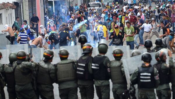 Venezuela'da muhalifler polisle çatıştı - Sputnik Türkiye
