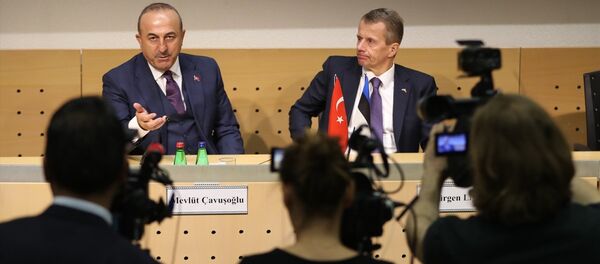 Dışişleri Bakanı Mevlüt Çavuşoğlu (solda), resmi temaslarda bulunmak üzere geldiği Estonya'nın başkenti Tallin'de Estonya Dışişleri Bakanı Jürgen Ligi (sağda) ile görüştü. - Sputnik Türkiye