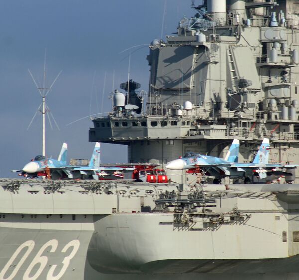 Su-33 uçakları Amiral Kuznetsov gemisinin bordasında. - Sputnik Türkiye