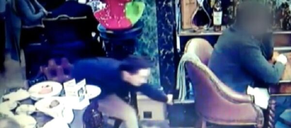 Rusya’nın başkenti Moskova’da kalabalık bir restoranda 2 Gürcü hırsız, inanılmaz bir soygun gerçekleştirdi. Hırsızlar, Rus işadamından kaşla göz arasında yarım milyon ruble (7.995 dolar) çaldı. Rusya’nın başkenti Moskova’da kalabalık bir restoranda 2 Gürcü hırsız, inanılmaz bir soygun gerçekleştirdi. Hırsızlar, Rus işadamından kaşla göz arasında yarım milyon ruble (7.995 dolar) çaldı. - Sputnik Türkiye