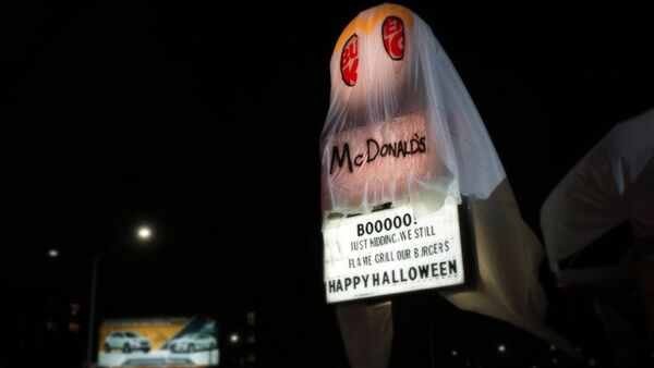 ABD’li fast food zinciri Burger King, 31 Ekim’deki Cadılar Bayramı’nda ezeli rakibi McDonal’s ‘kılığına girdi’. Markaya ait bir restoran üzerinde McDonald’s yazılı bir kostümle hayalet oldu. - Sputnik Türkiye