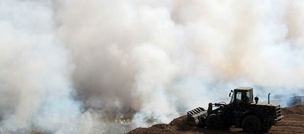 Iraklı güvenlik güçleri Mişvak'taki sülfür yangınını söndürmeye çalışıyor - Sputnik Türkiye