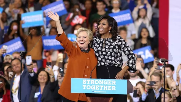 Michelle Obama Clinton'ın mitingine katıldı - Sputnik Türkiye
