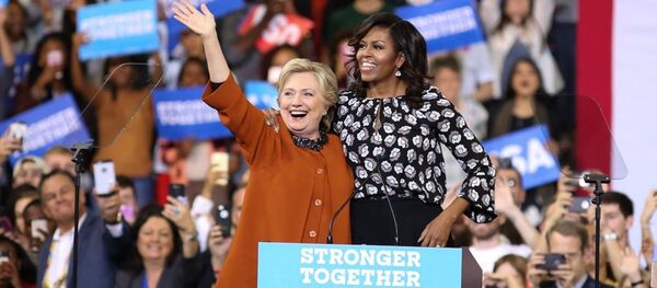 Michelle Obama Clinton'ın mitingine katıldı - Sputnik Türkiye