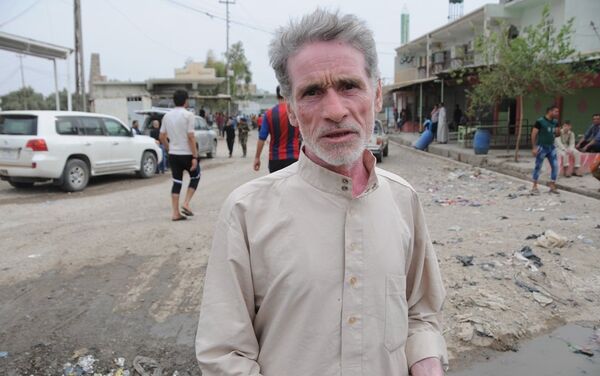 65 yaşındaki Ekid İbrahim IŞİD'in 2 yılı aşkındır köylerini işgal ettiğini anımsattı. İbrahim, bölgenin IŞİD'den temizlenmesinden dolayı çok mutlu olduğunu dile getirdi - Sputnik Türkiye