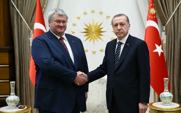 Cumhurbaşkanı Recep Tayyip Erdoğan (sağda), Ukrayna'nın Ankara Büyükelçisi Andrii Sybiha (solda) ve beraberindeki heyeti kabul etti. Cumhurbaşkanlığı Külliyesi'nde gerçekleşen kabulde Büyükelçi Sybiha, Cumhurbaşkanı Erdoğan'a güven mektubunu sundu. - Sputnik Türkiye