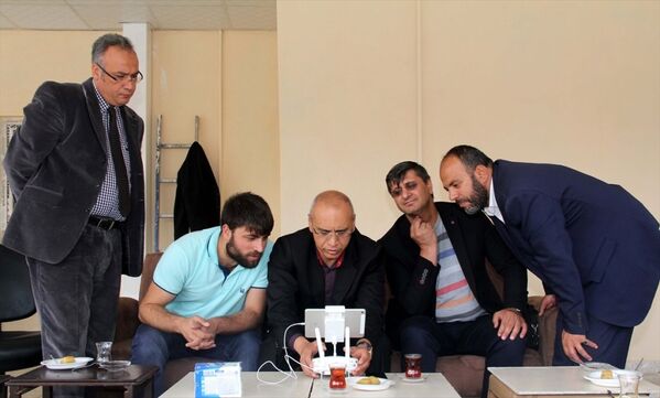 Koruculara 'drone' ile tatlı ikramı - Sputnik Türkiye