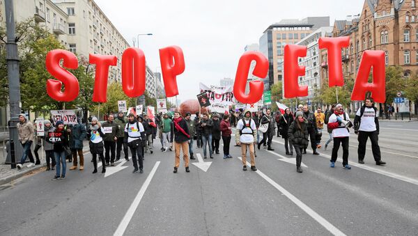 People march to protest against the planned CETA free trade agreement (Comprehensive Economic and Trade Agreement) between the European Union and Canada. - Sputnik Türkiye