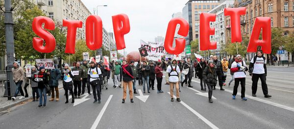 People march to protest against the planned CETA free trade agreement (Comprehensive Economic and Trade Agreement) between the European Union and Canada. - Sputnik Türkiye