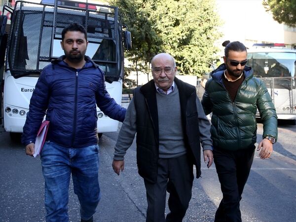 Gözaltına alınan Cumhuriyet gazetesi yazarları arasında Aydın Engin de bulunuyor. - Sputnik Türkiye