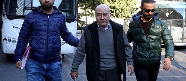 Gözaltına alınan Cumhuriyet gazetesi yazarları arasında Aydın Engin de bulunuyor. - Sputnik Türkiye