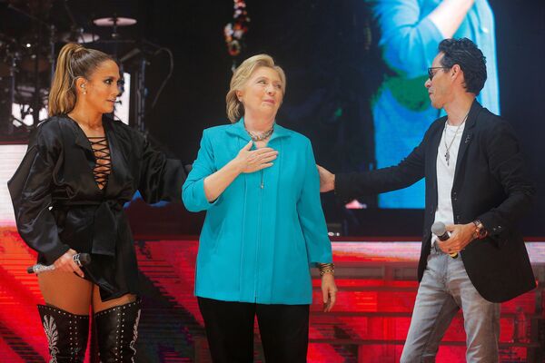 Clinton, kendisini sahneye davet eden Jennifer Lopez  ve Marc Anthony ile kucaklaştı. - Sputnik Türkiye