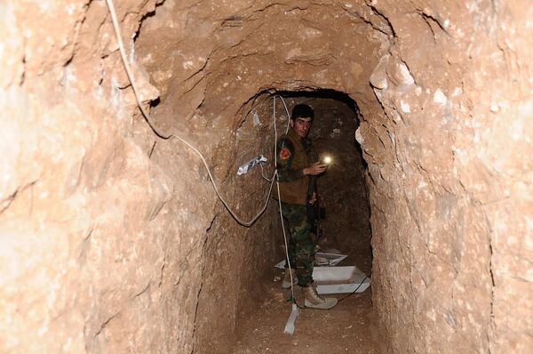 IŞİD'in bir caminin içinden bile yer altına tünel kazdığı anlaşıldı. - Sputnik Türkiye