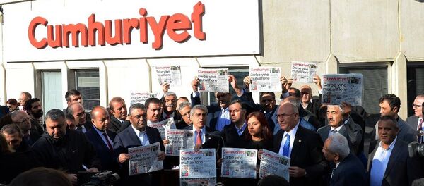 CHP'li vekillerden Cumhuriyet gazetesine ziyaret CHP'li vekillerden Cumhuriyet gazetesine ziyaret - Sputnik Türkiye