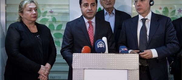 HDP Eş Genel Başkanı Selahattin Demirtaş (ortada), Sergei Stanishev (sağda) başkanlığındaki Avrupa Sosyalistler Partisi heyeti ile bir araya geldi. Demirtaş ve Stanishev, görüşmenin ardından ortak basın açıklaması düzenledi. - Sputnik Türkiye