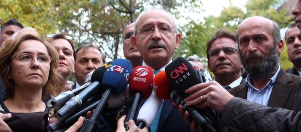 CHP Genel Başkanı Kemal Kılıçdaroğlu, Cumhuriyet Gazetesi Ankara Temsilcisi Erdem Gül'ü ziyaret etti. Kılıçdaroğlu, ziyaret sonrası basın mensuplarına açıklamalarda bulundu. - Sputnik Türkiye