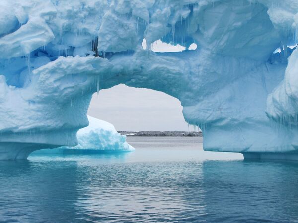 Antarktika yarımadasındaki buz dağları. - Sputnik Türkiye