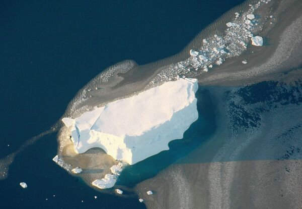 Antarktika’nın Lazarev Denizi’deki buz dağı. - Sputnik Türkiye