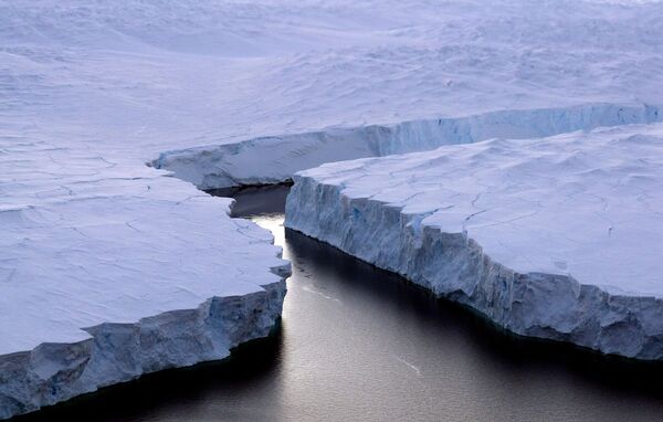 Antarktika’da kırılan bir buz dağı. - Sputnik Türkiye
