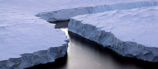 Antarktika’da kırılan bir buz dağı. - Sputnik Türkiye