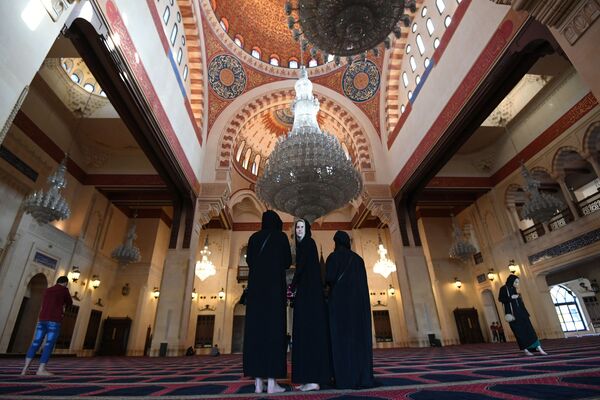 Beyrut’un merkezinde bulunan Muhammed El-Amin Sünni camiindeki kadınlar. - Sputnik Türkiye