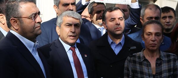 CHP İstanbul İl Başkanı Cemal Canpolat (sol 2), bazı CHP'li milletvekilleriyle Cumhuriyet gazetesinin Şişli'deki binasının önünde açıklama yaptı. CHP İstanbul milletvekilleri Sezgin Tanrıkulu (solda), Barış Yarkadaş (sağ 2) ve Cumhuriyet yazarı Ayşe Yıldırım (sağda) gözaltı kararına tepki gösterdiler. - Sputnik Türkiye