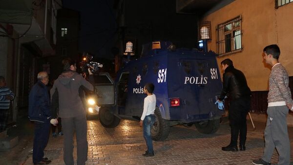 Beyoğlu'nda sokak içerisinde aracından inip, Araçta bomba var diyerek kaçmaya başlayan kişi, polisi alarma geçirdi. - Sputnik Türkiye